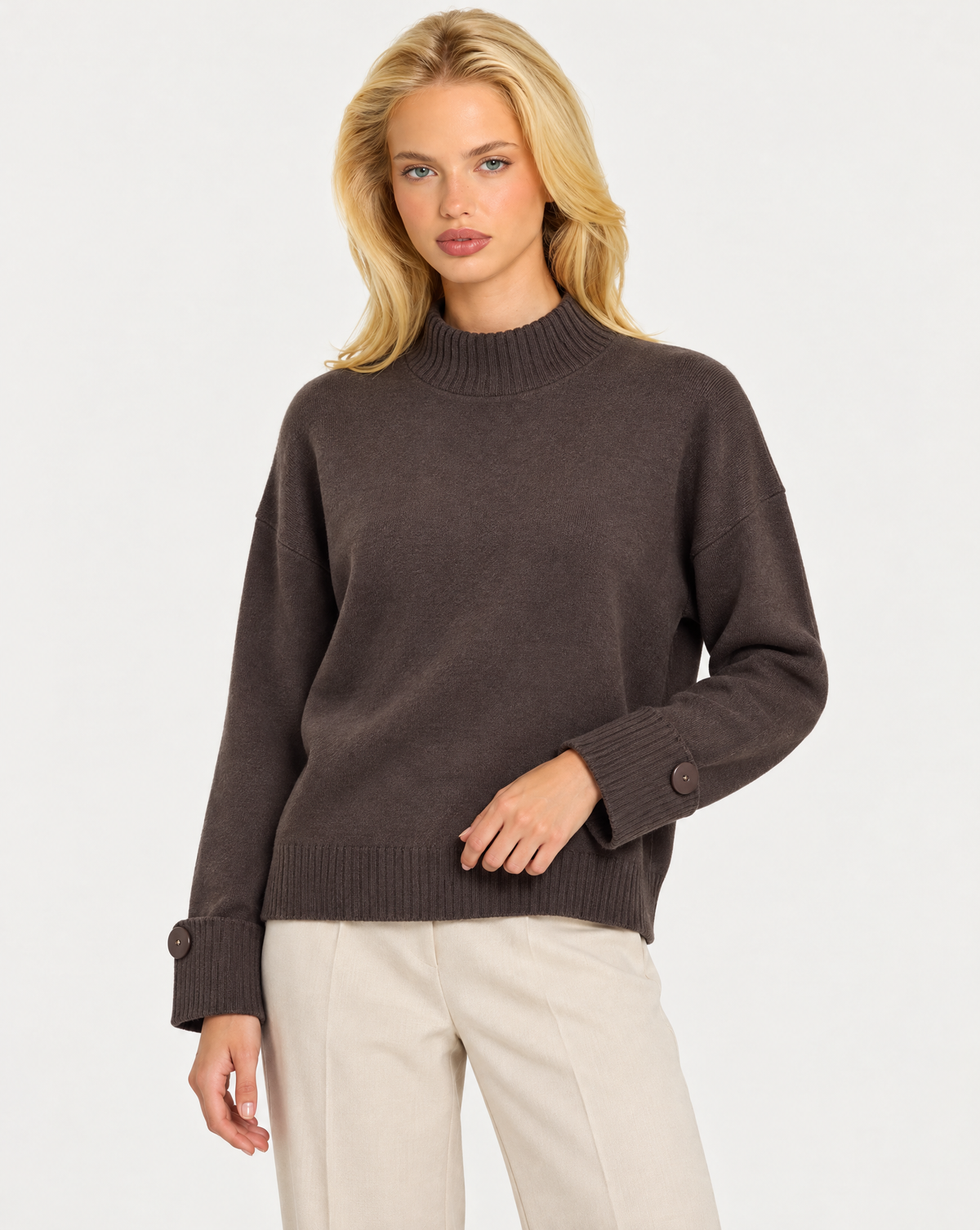 Maglia donna collo alto marrone con bottoni sui polsini indossata da Polly 7, vista a tre quarti