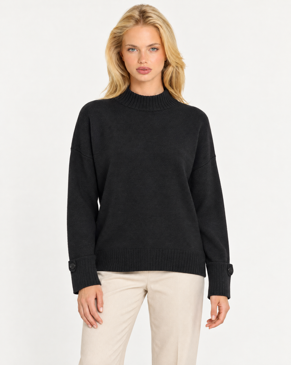 Maglia donna collo alto nero con bottoni sui polsini indossata da Polly 7, vista frontale