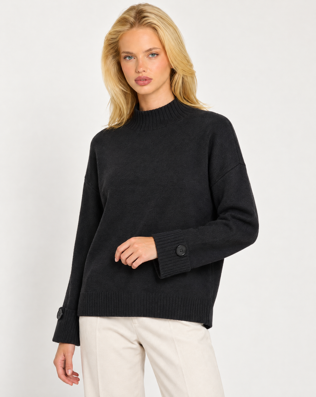 Maglia donna collo alto nero con bottoni sui polsini indossata da Polly 7, vista a tre quarti