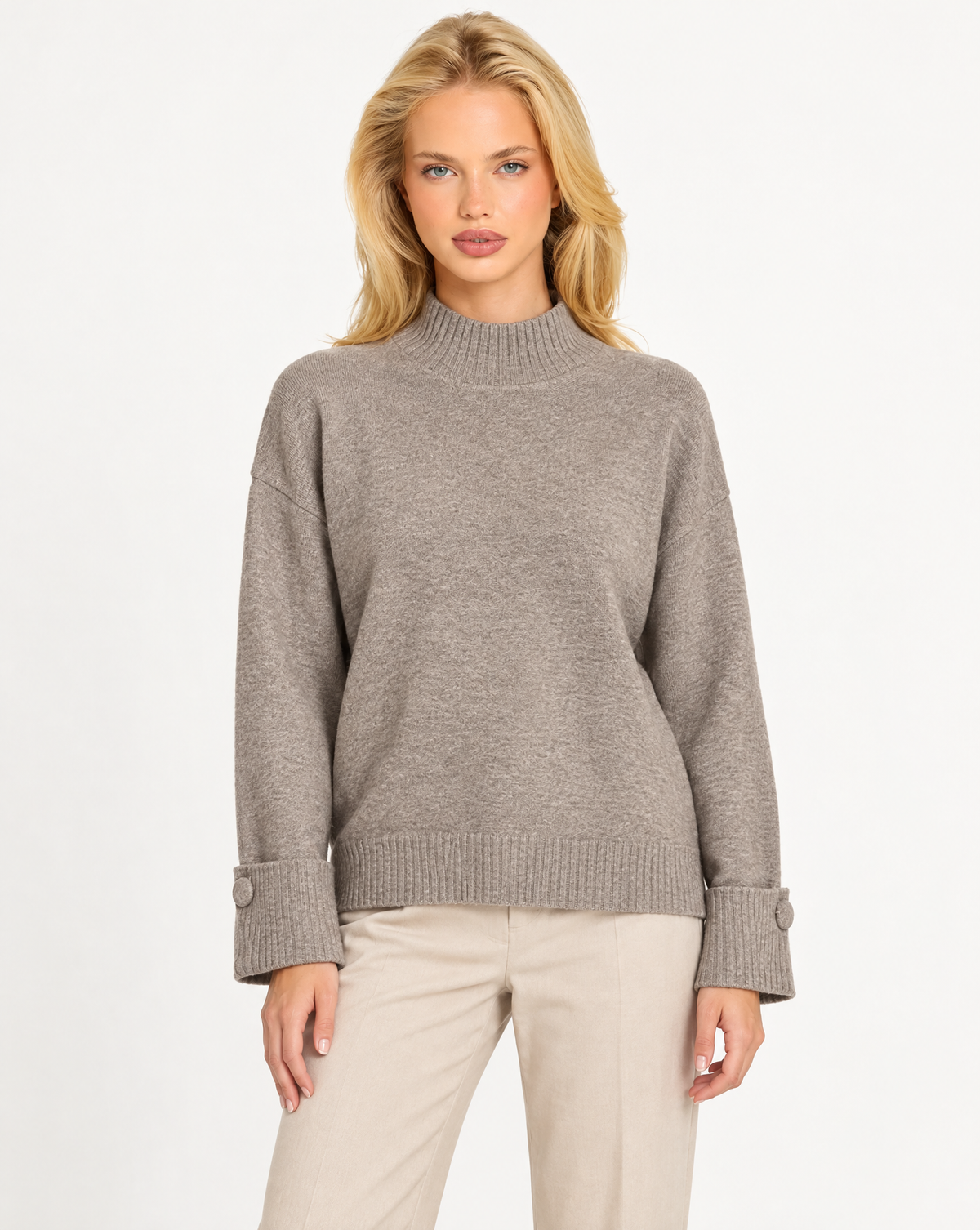 Maglia donna collo alto taupe con bottoni sui polsini indossata da Polly 7, vista frontale