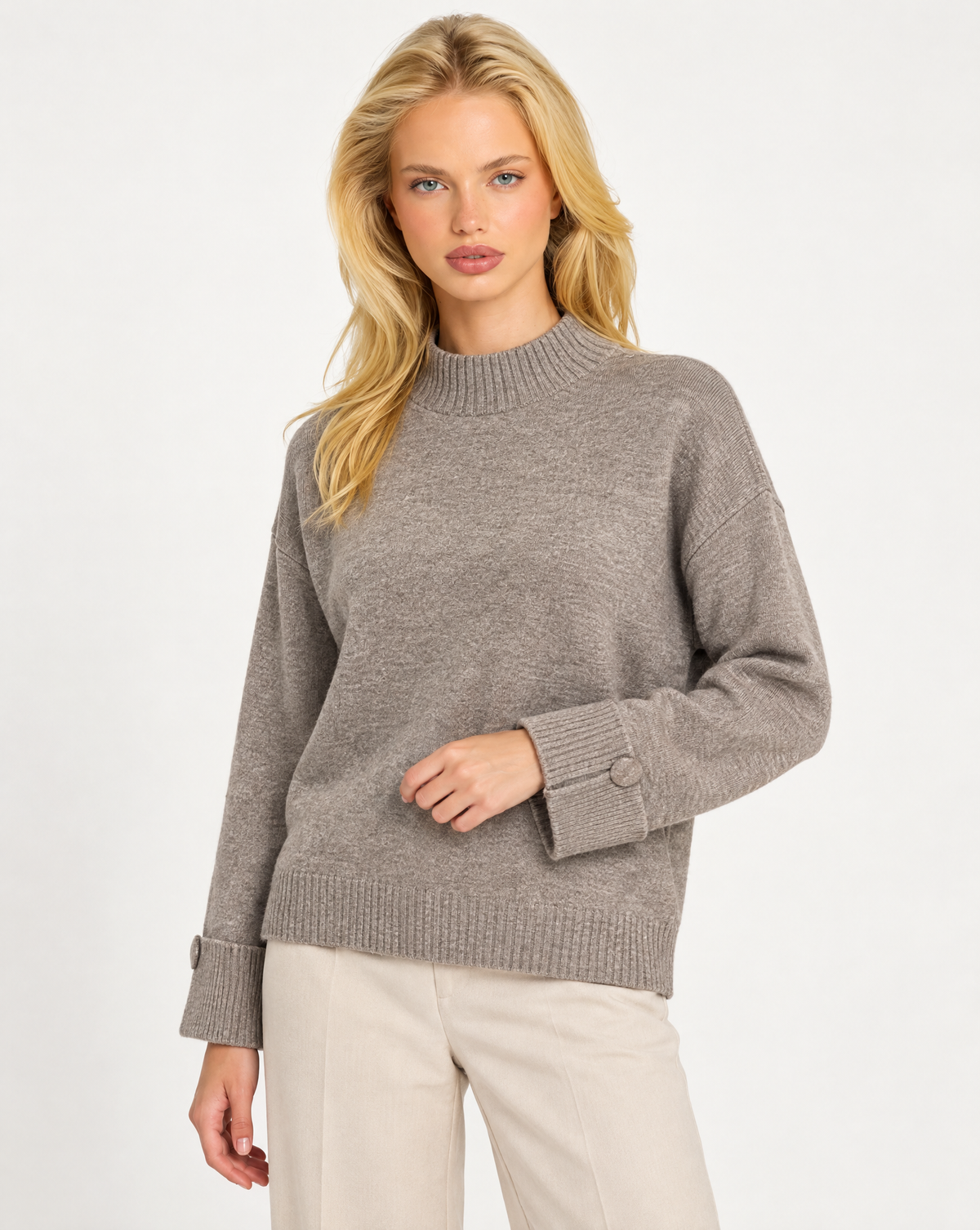 Maglia donna collo alto taupe con bottoni sui polsini indossata da Polly 7, vista a tre quarti