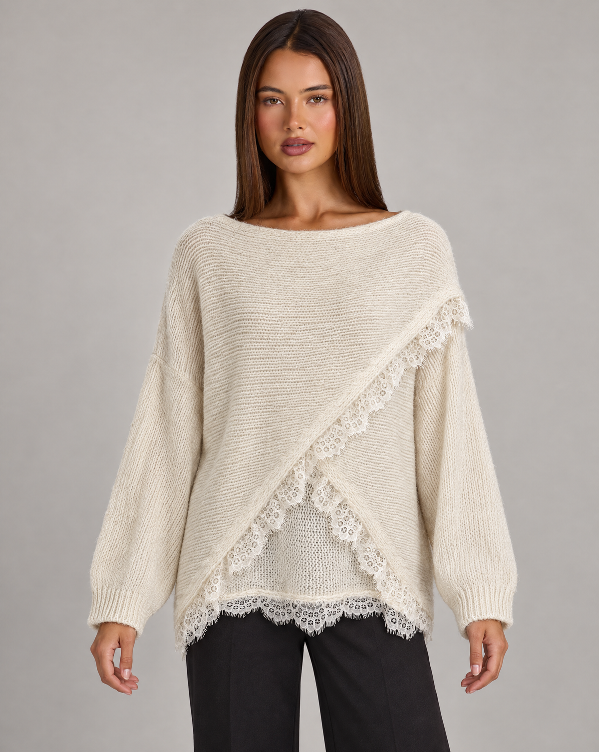 Maglia donna oversize con incrocio e bordi in pizzo beige indossati da Polly 4 — vista frontale