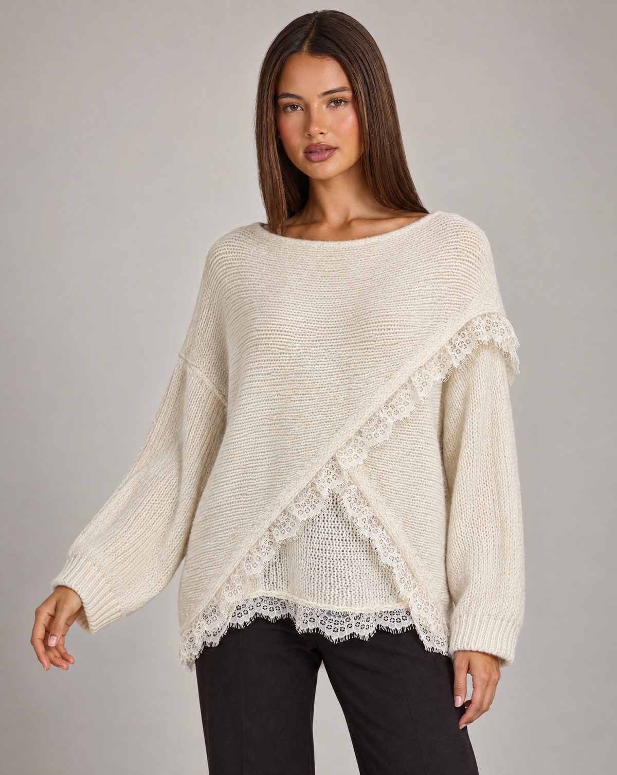 Maglia donna oversize con incrocio e bordi in pizzo beige indossati da Polly 4 — vista tre quarti