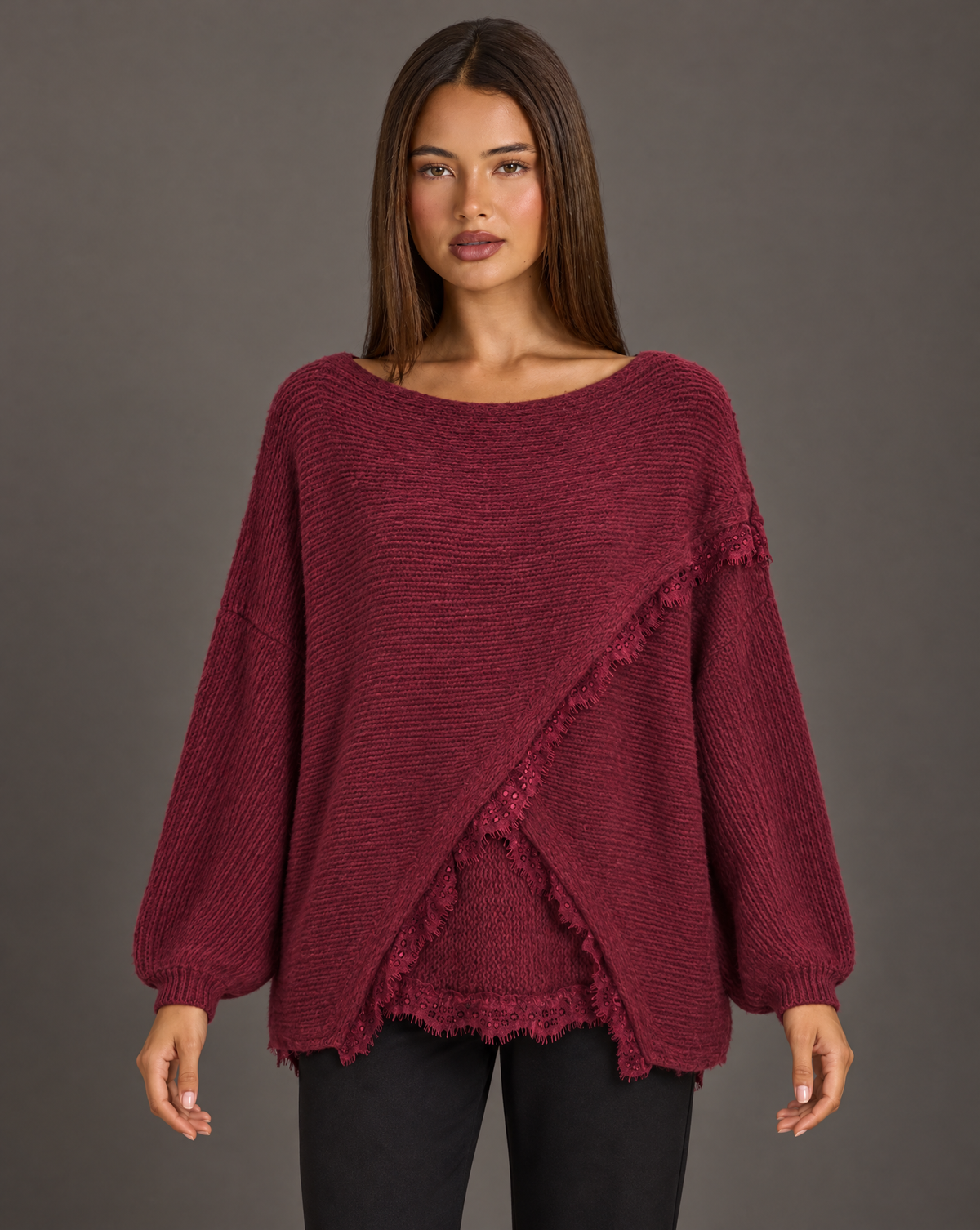 Maglia donna oversize con incrocio e bordi in pizzo bordeaux su Polly 4 — vista frontale