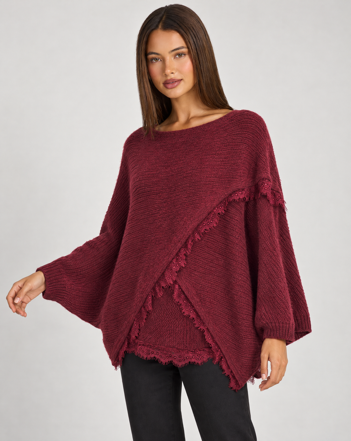 Maglia donna oversize con incrocio e bordi in pizzo bordeaux su Polly 4 — vista tre quarti