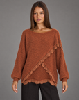 Maglia donna oversize con incrocio e bordi in pizzo coccio indossati da Polly 4 — vista frontale