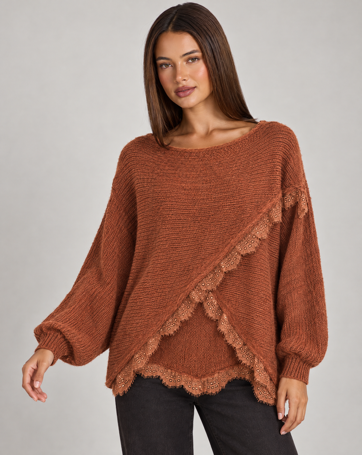 Maglia donna oversize con incrocio e bordi in pizzo coccio indossati da Polly 4 — vista tre quarti