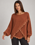 Maglia donna oversize con incrocio e bordi in pizzo coccio indossati da Polly 4 — vista tre quarti