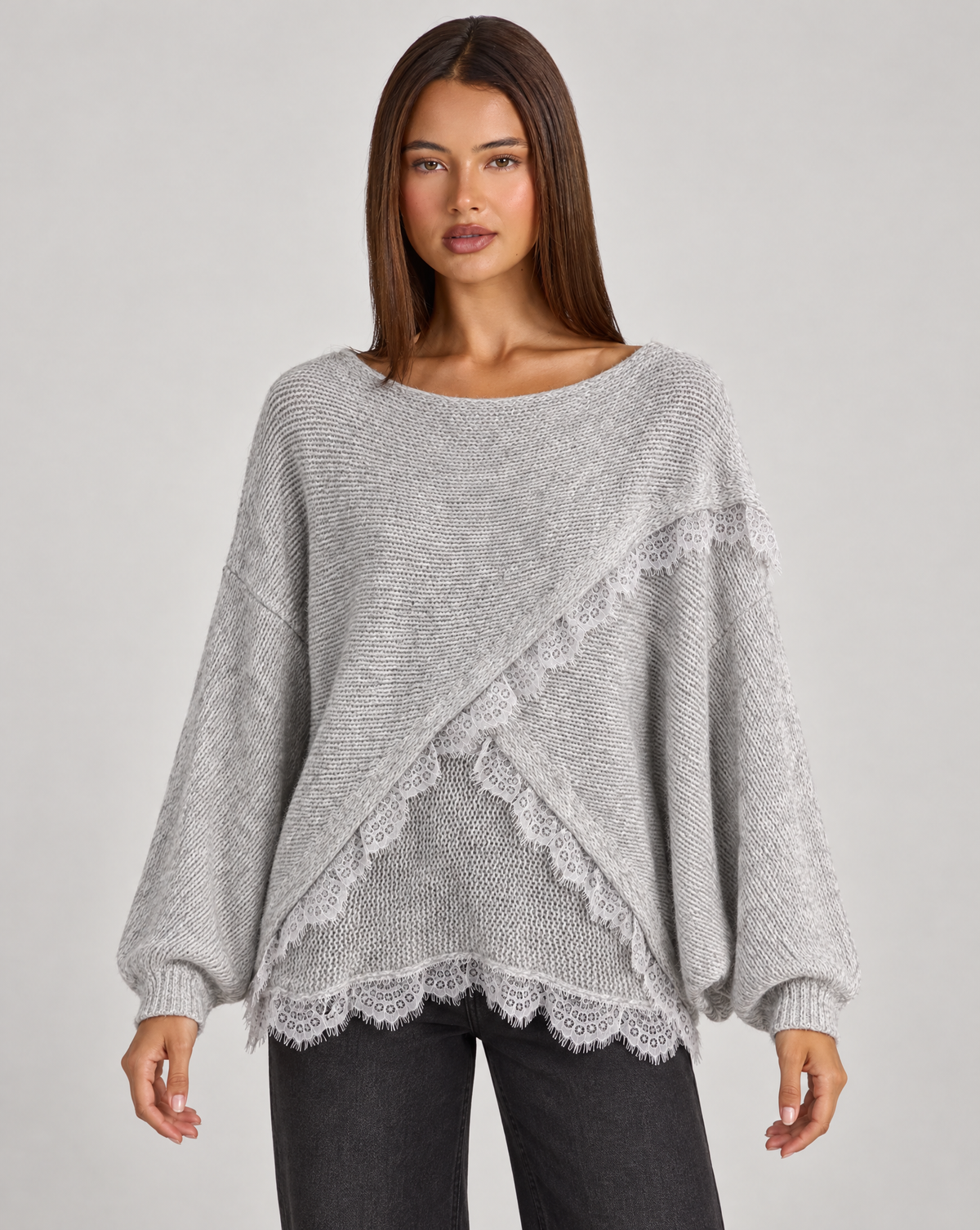 Maglia donna oversize con incrocio e bordi in pizzo grigio su Polly 4 — vista frontale
