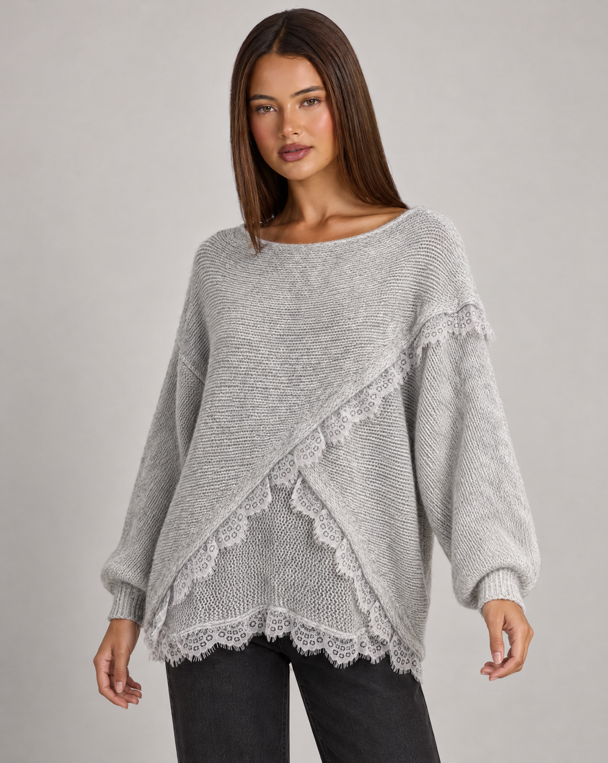 Maglia donna oversize con incrocio e bordi in pizzo grigio su Polly 4 — vista tre quarti
