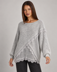 Maglia donna oversize con incrocio e bordi in pizzo grigio su Polly 4 — vista tre quarti