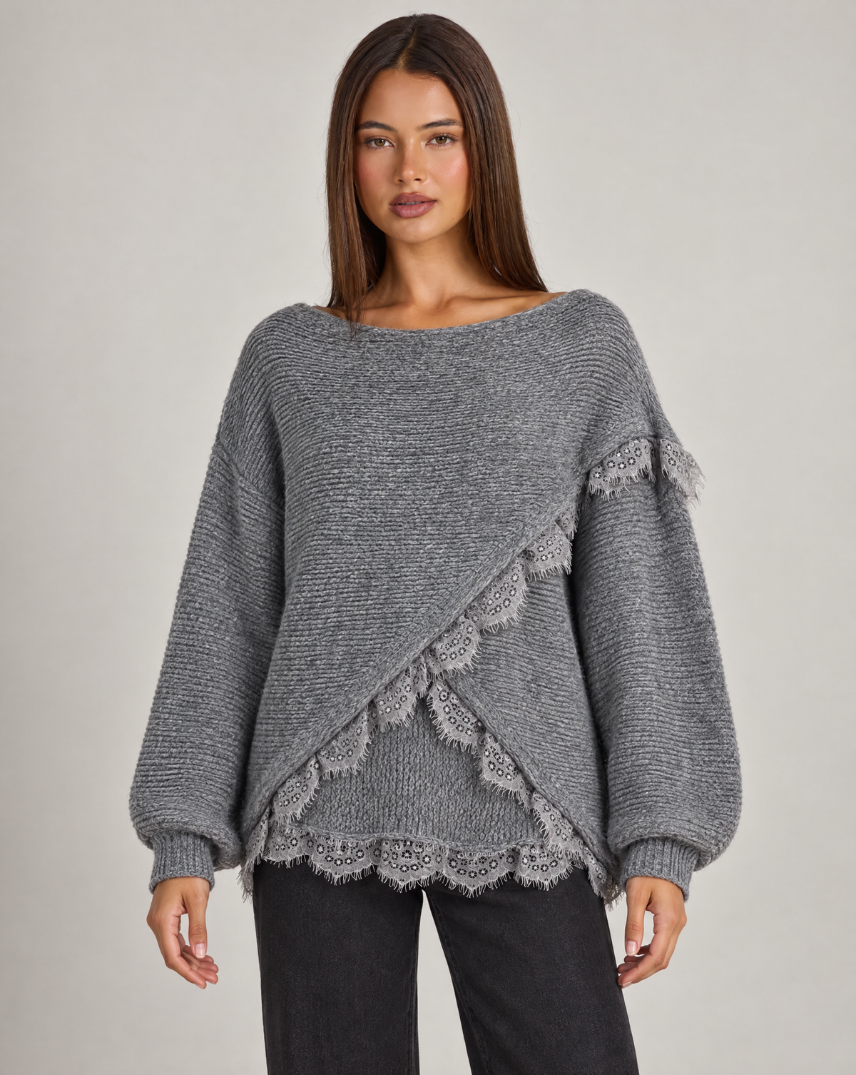 Maglia donna oversize con incrocio e bordi in pizzo grigio scuro su Polly 4 — vista frontale
