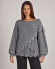 Maglia donna oversize con incrocio e bordi in pizzo grigio scuro su Polly 4 — vista frontale