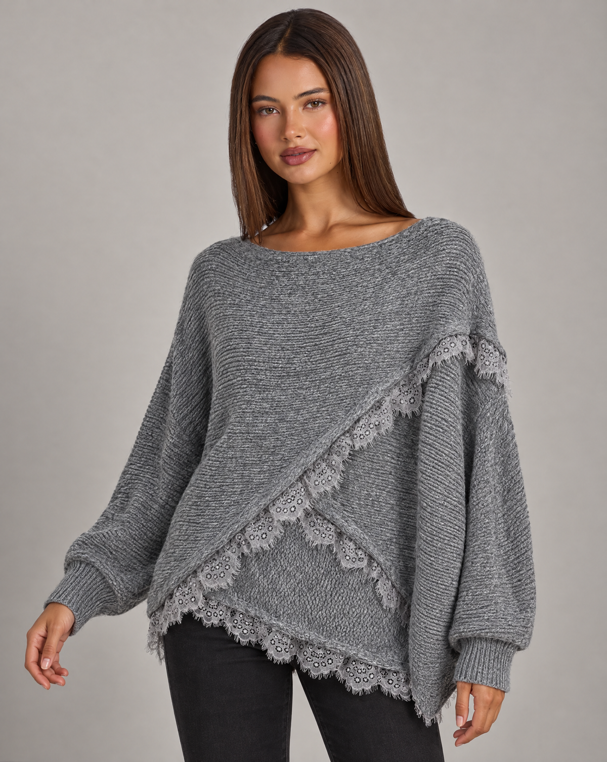 Maglia donna oversize con incrocio e bordi in pizzo grigio scuro su Polly 4 — vista tre quarti