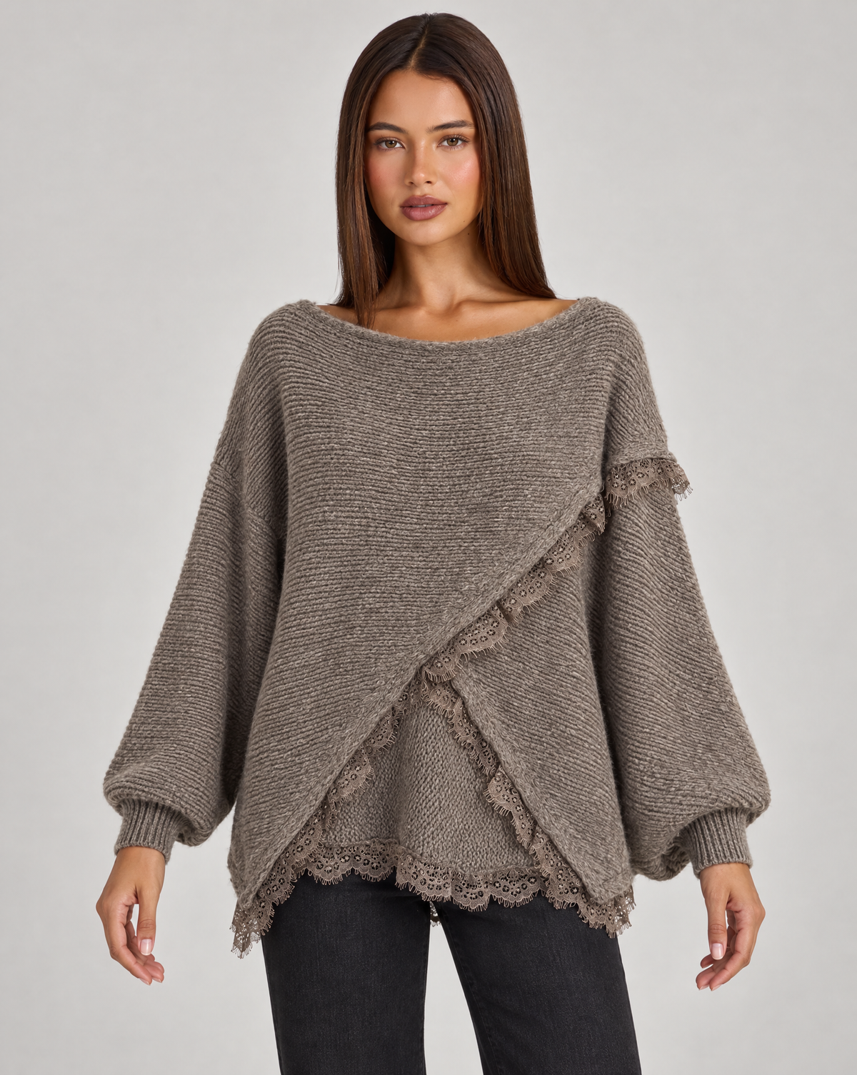 Maglia donna oversize con incrocio e bordi in pizzo marrone su Polly 4 — vista frontale
