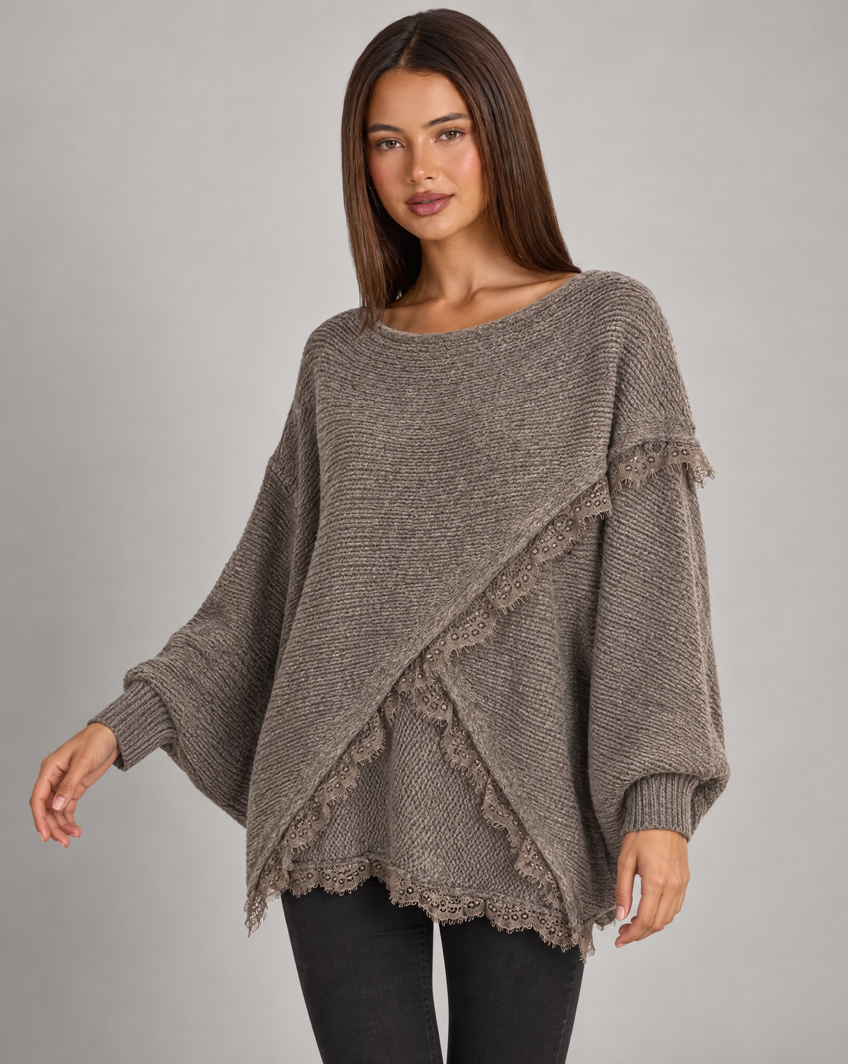 Maglia donna oversize con incrocio e bordi in pizzo marrone su Polly 4 — vista tre quarti