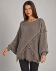 Maglia donna oversize con incrocio e bordi in pizzo marrone su Polly 4 — vista tre quarti