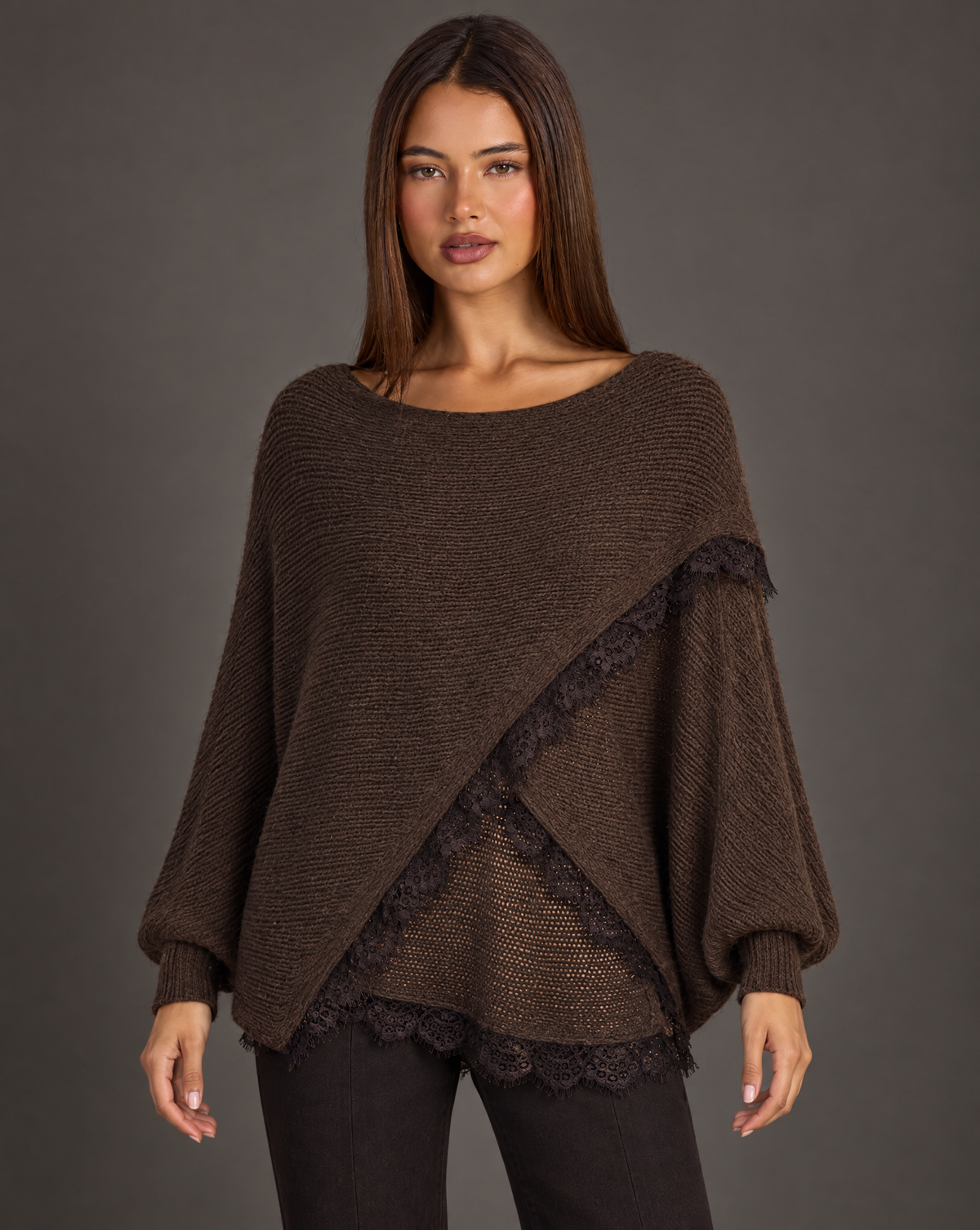 Maglia donna oversize con incrocio e bordi in pizzo marrone scuro su Polly 4 — vista frontale