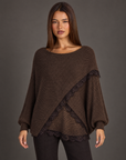 Maglia donna oversize con incrocio e bordi in pizzo marrone scuro su Polly 4 — vista frontale