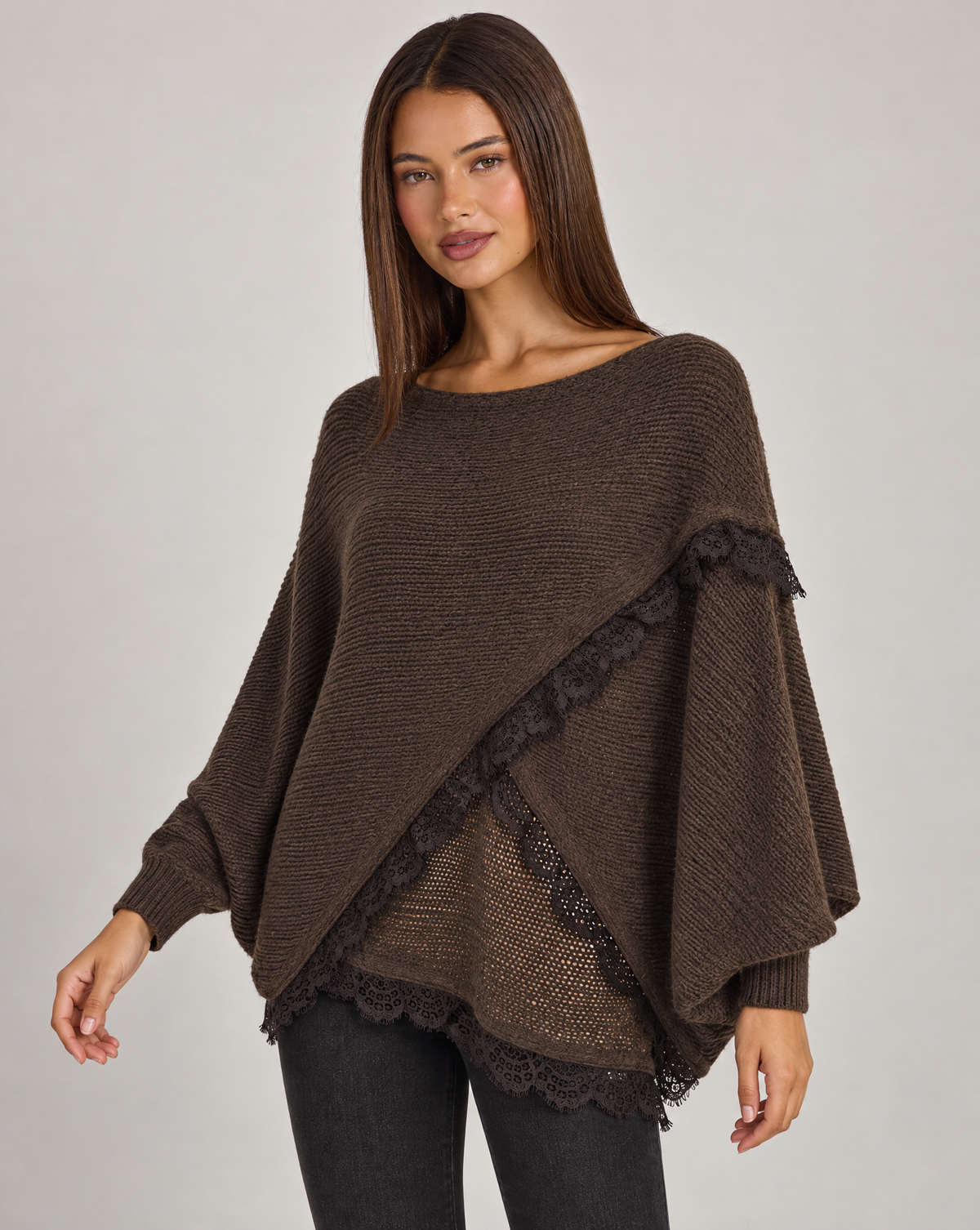 Maglia donna oversize con incrocio e bordi in pizzo marrone scuro su Polly 4 — vista tre quarti