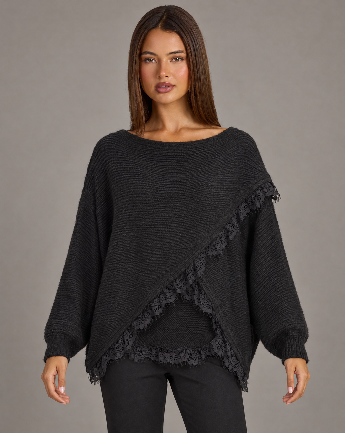 Maglia donna oversize con incrocio e bordi in pizzo nero indossati da Polly 4 — vista frontale