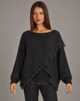 Maglia donna oversize con incrocio e bordi in pizzo nero indossati da Polly 4 — vista frontale