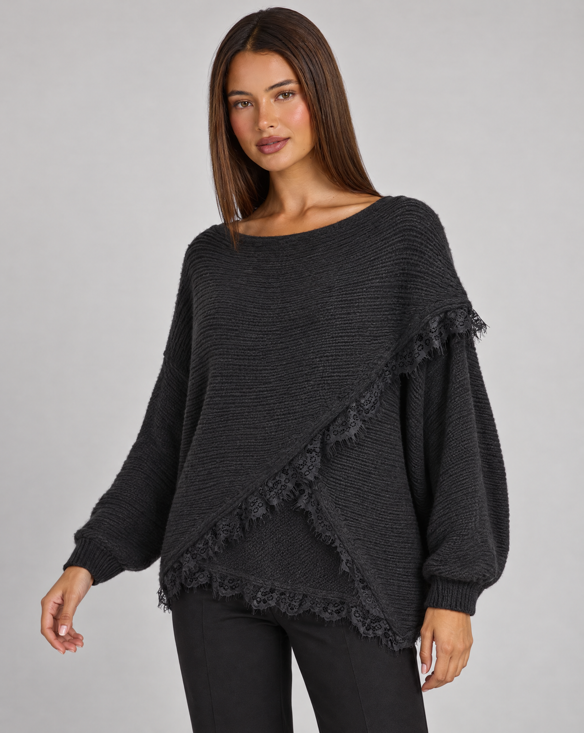 Maglia donna oversize con incrocio e bordi in pizzo nero indossati da Polly 4 — vista tre quarti