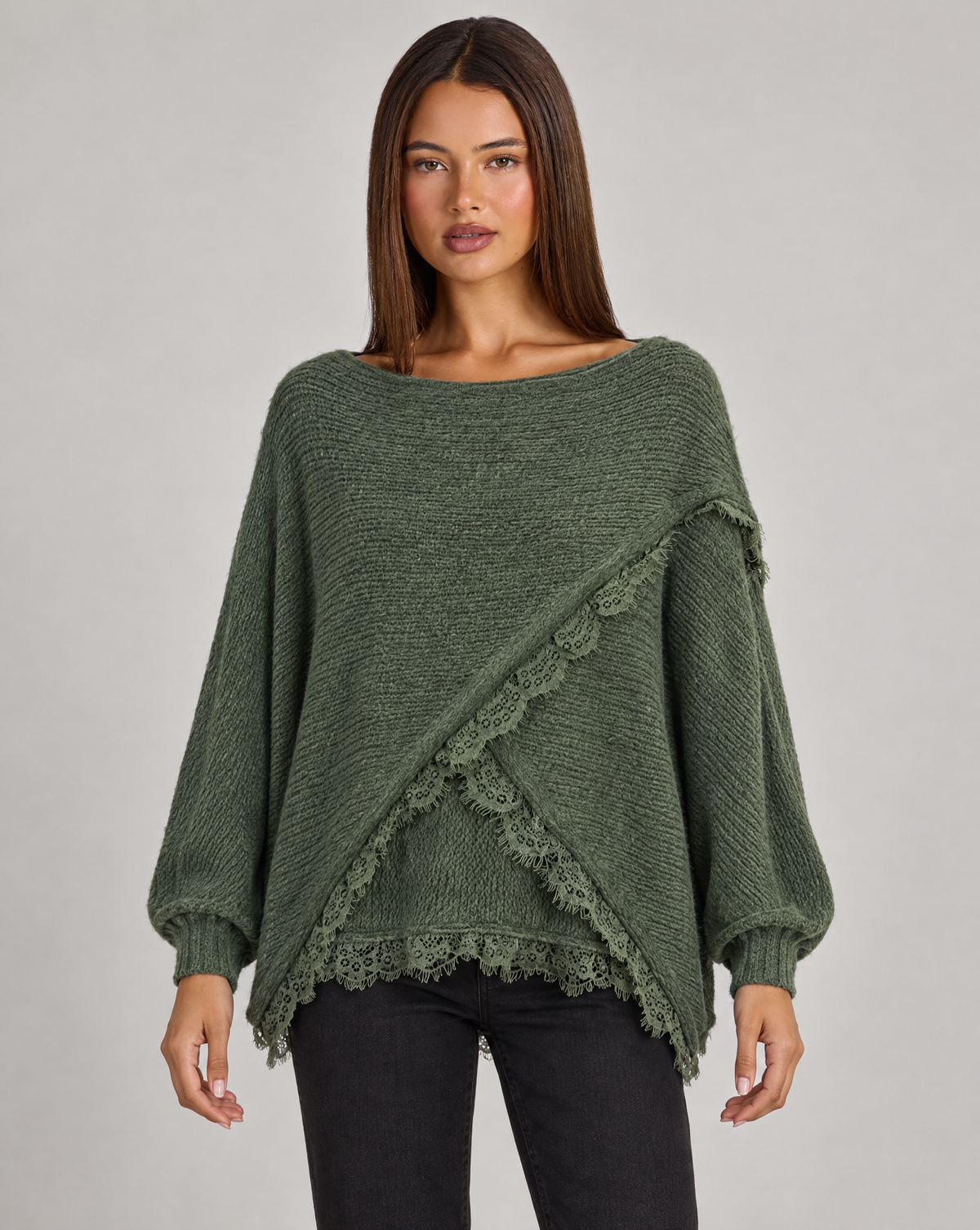 Maglia donna oversize con incrocio e bordi in pizzo verde su Polly 4 — vista frontale