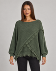 Maglia donna oversize con incrocio e bordi in pizzo verde su Polly 4 — vista frontale