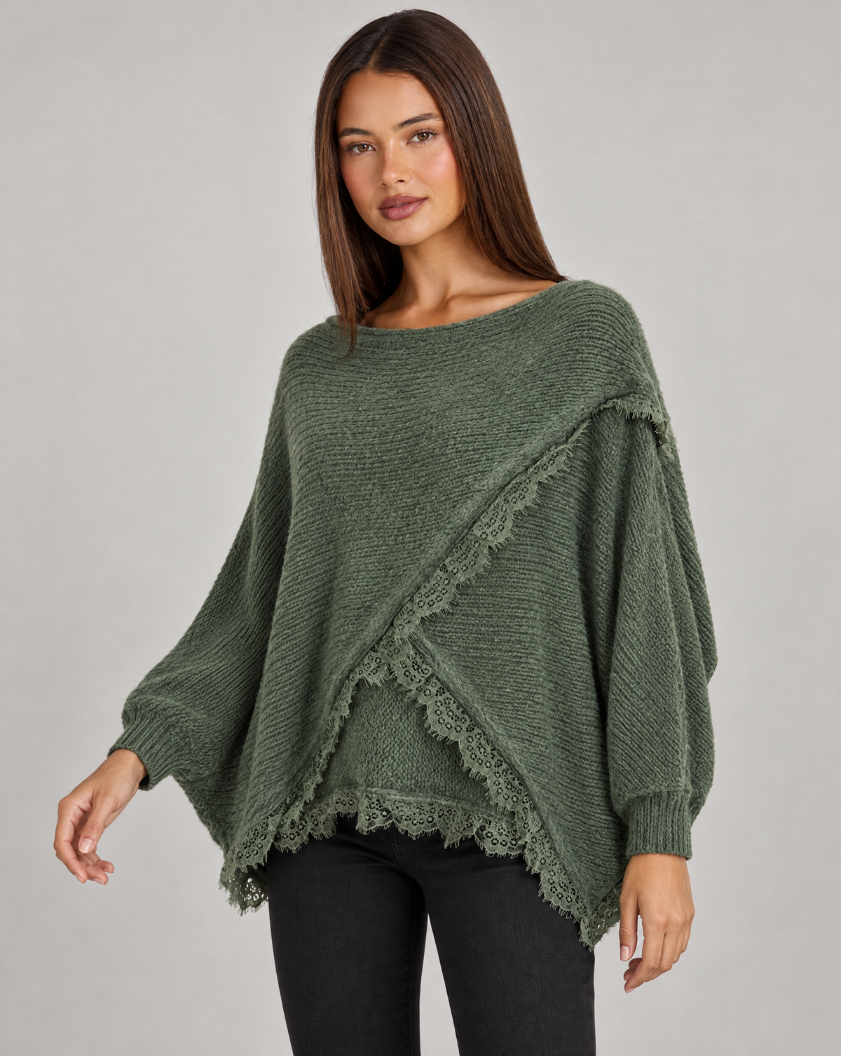 Maglia donna oversize con incrocio e bordi in pizzo verde su Polly 4 — vista tre quarti
