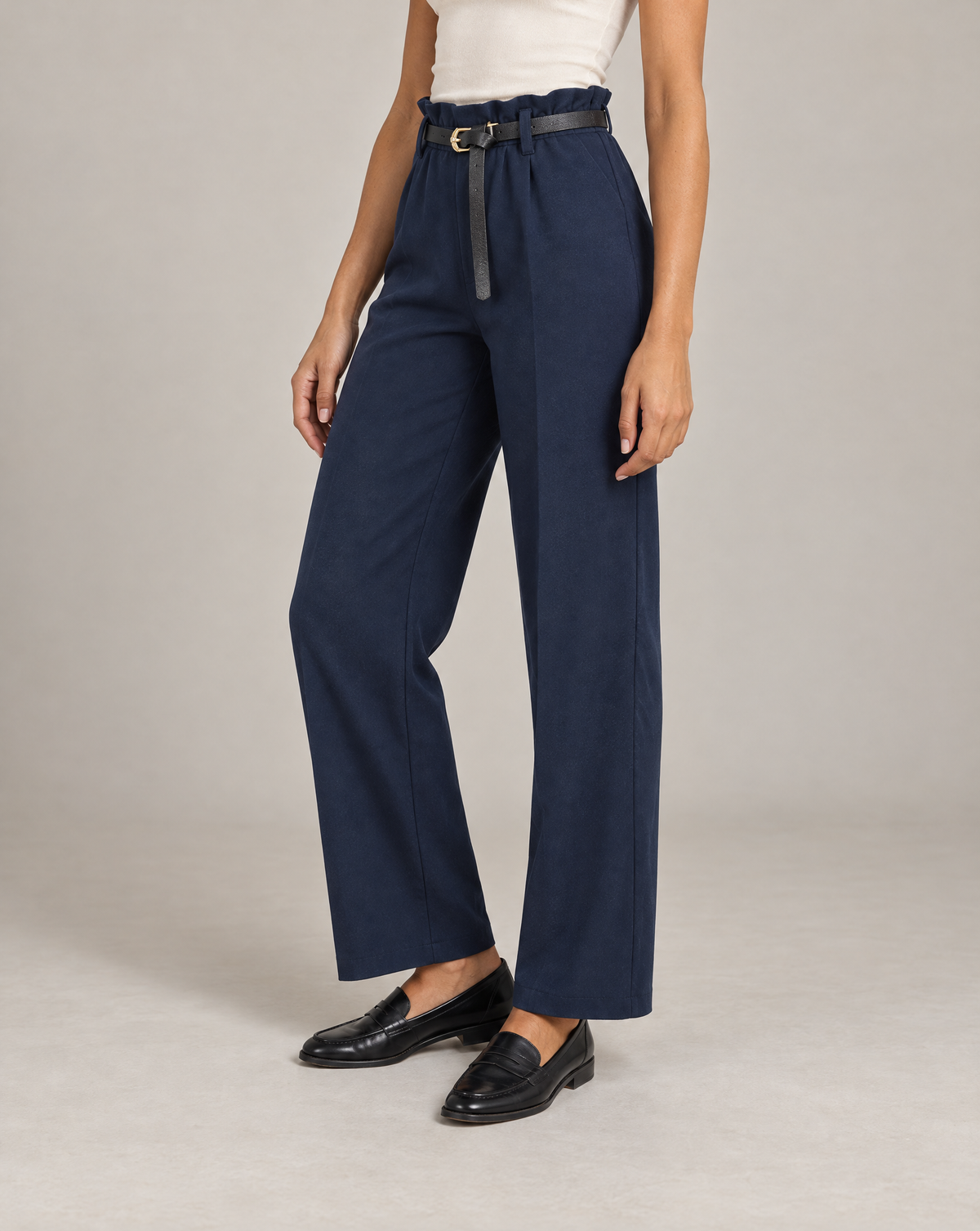 Pantaloni donna a gamba dritta con cintura e vita arricciata blu su Polly 4 — vista tre quarti
