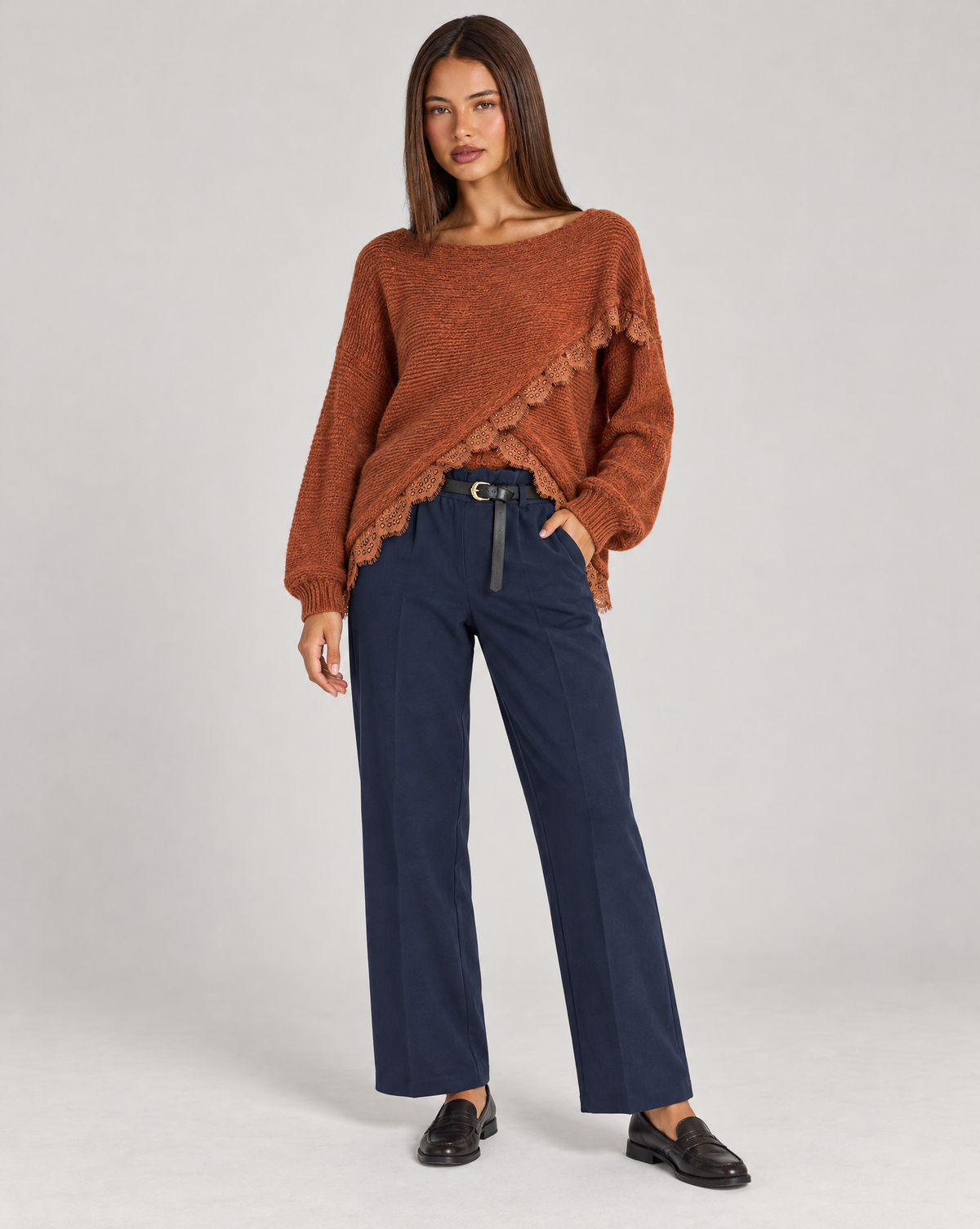 Pantaloni donna a gamba dritta con cintura e vita arricciata blu su Polly 4 — outfit completo con maglia incrociata in pizzo
