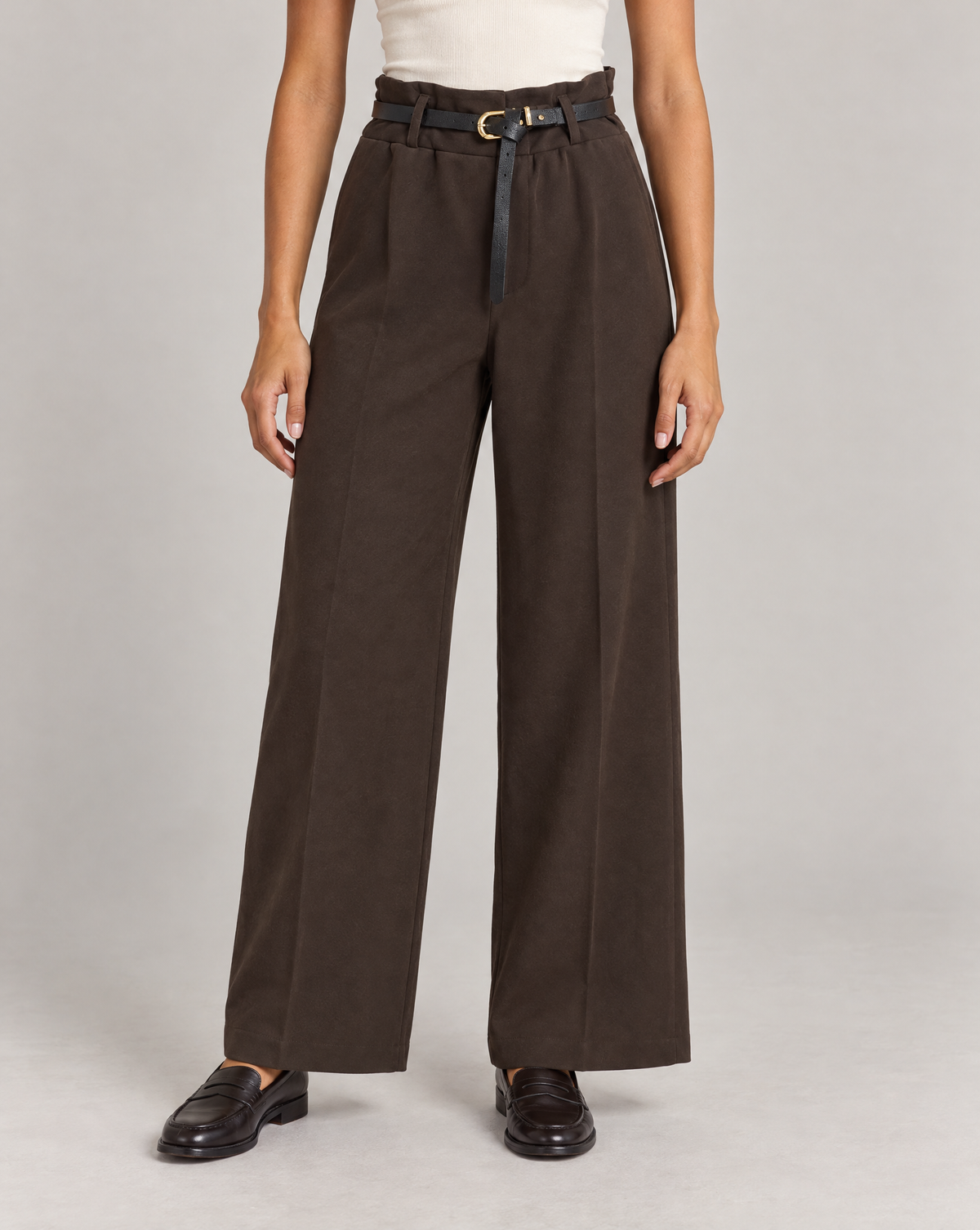 Pantaloni donna a gamba dritta con cintura e vita arricciata marrone su Polly 4 — vista frontale