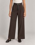 Pantaloni donna a gamba dritta con cintura e vita arricciata marrone su Polly 4 — vista frontale