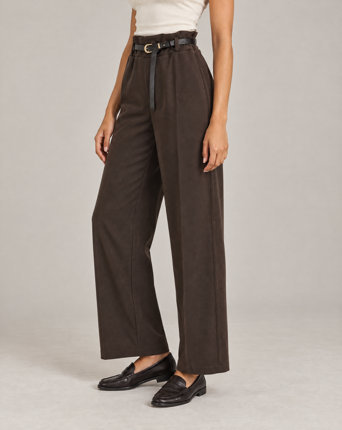 Pantaloni donna a gamba dritta con cintura e vita arricciata marrone su Polly 4 — vista tre quarti