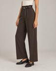 Pantaloni donna a gamba dritta con cintura e vita arricciata marrone su Polly 4 — vista tre quarti