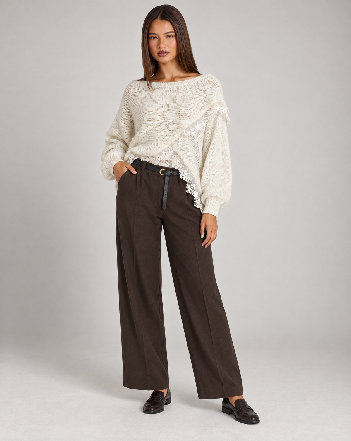 Pantaloni donna a gamba dritta con cintura e vita arricciata marrone su Polly 4 — outfit completo con maglia incrociata in pizzo