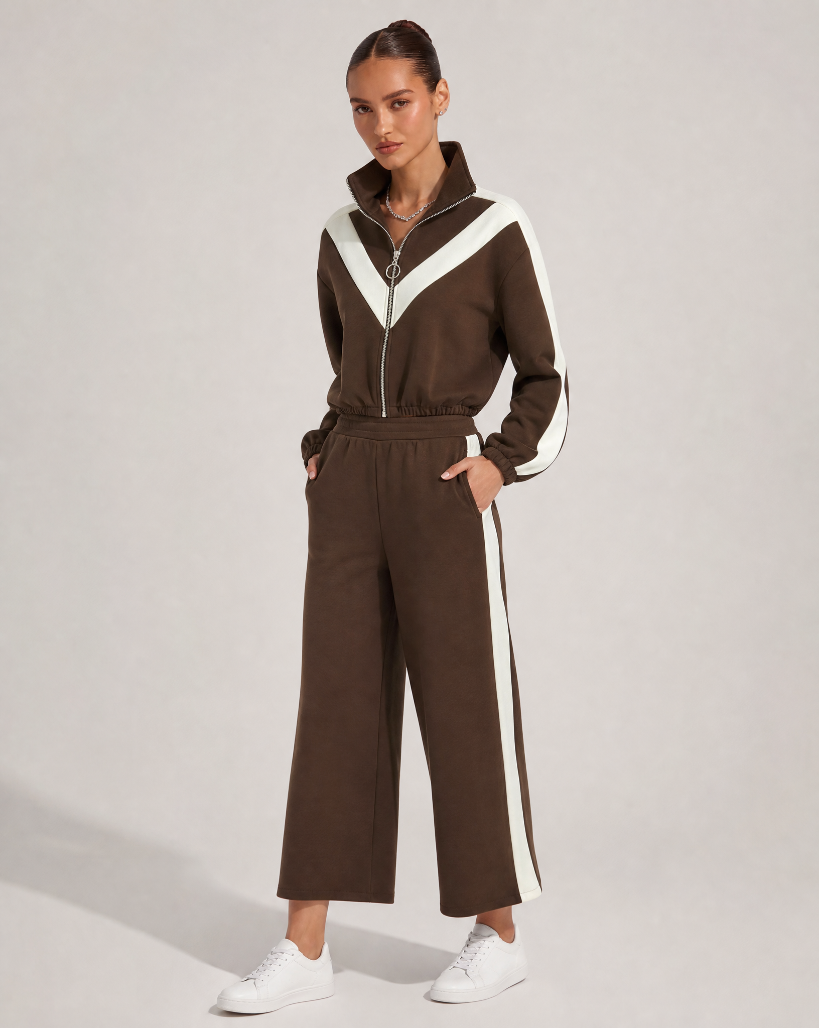 Completo donna b6 8711 marrone indossato da Polly 6, dettaglio frontale