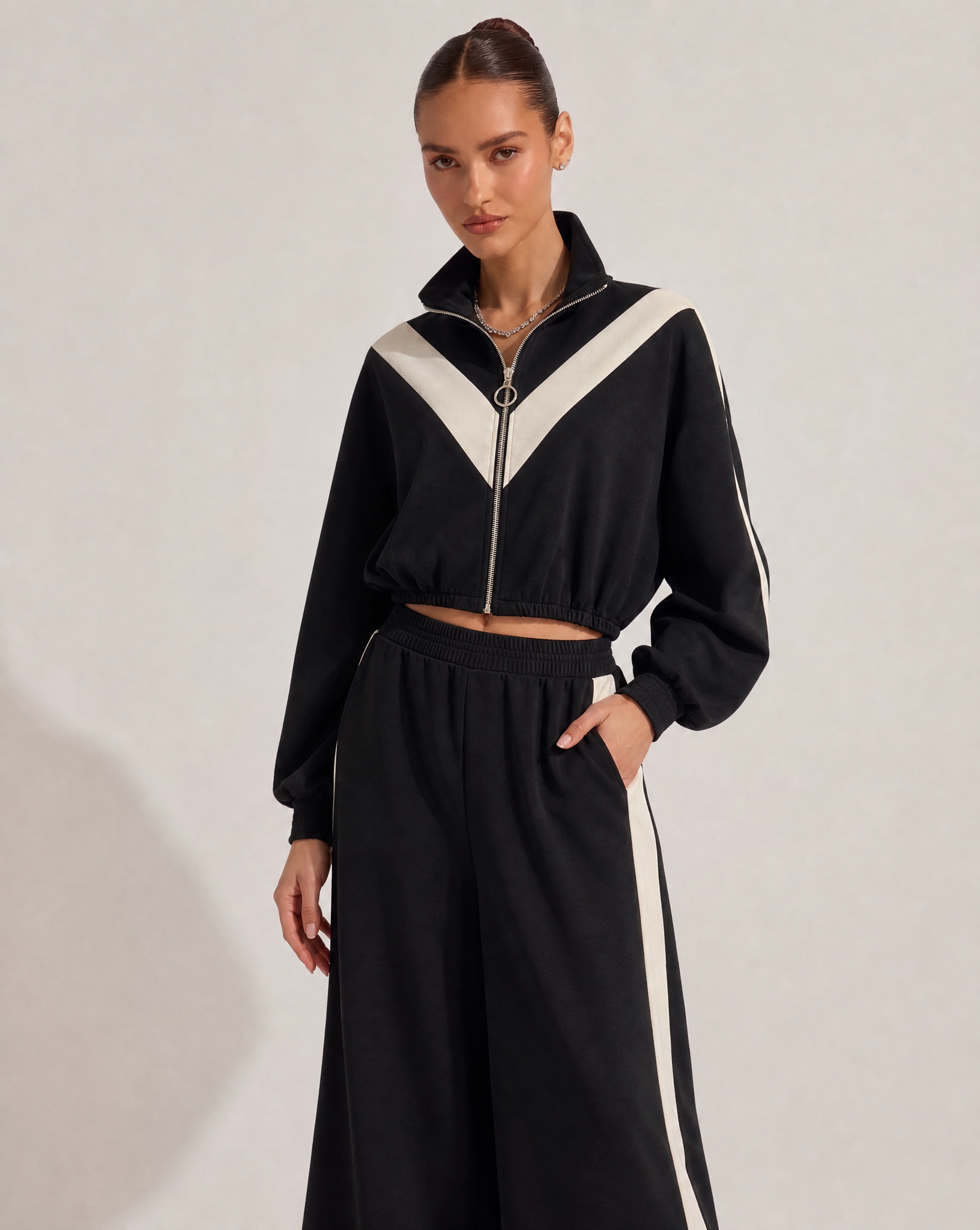 Completo donna b6 8711 nero indossato da Polly 6, dettaglio frontale