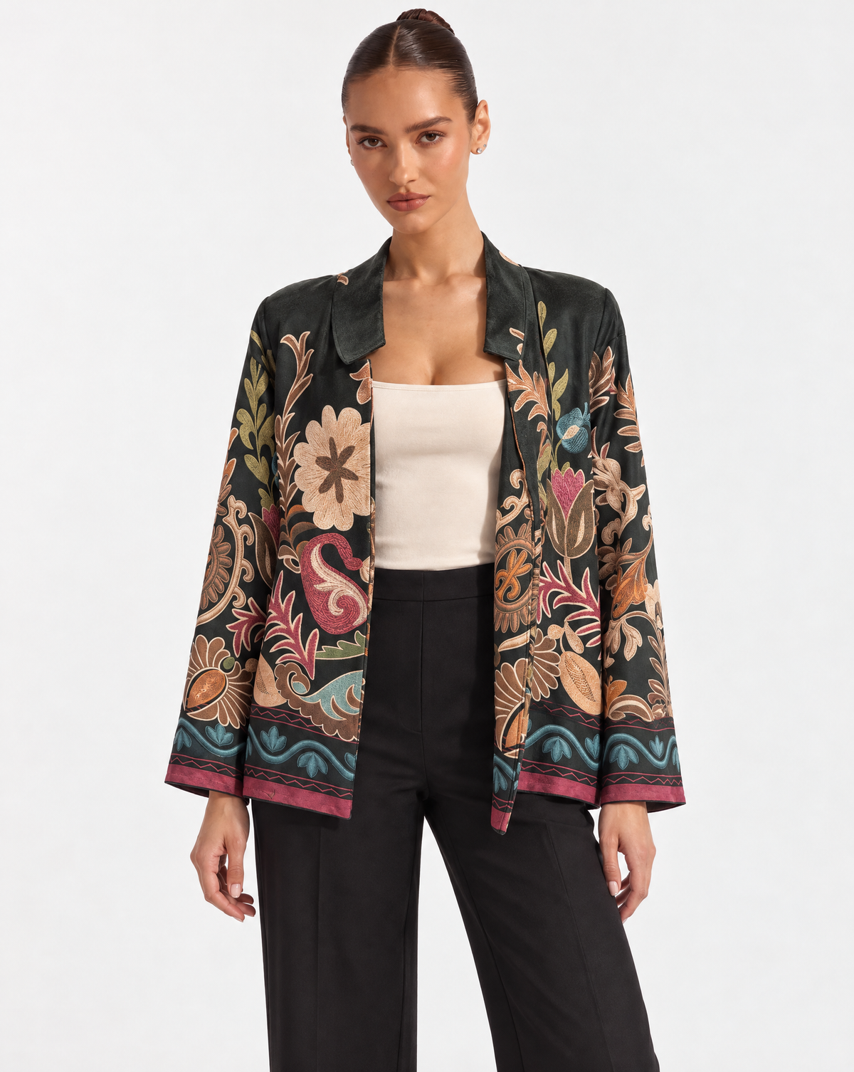 Blazer fantasia botanica b8 5107 nero indossato da Polly 6 — vista frontale