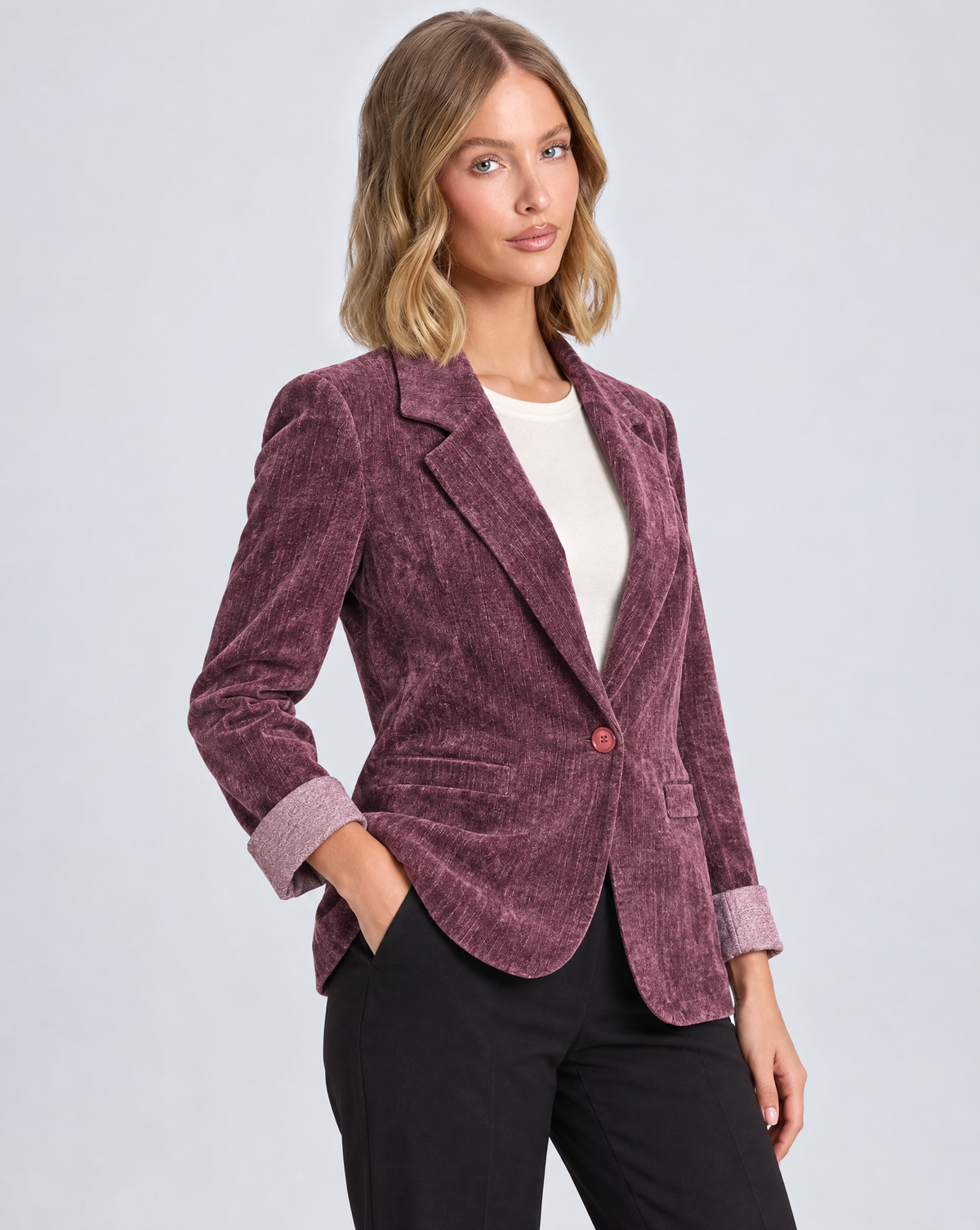 Blazer donna in ciniglia bordeaux indossato da Polly 5, vista tre quarti
