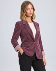 Blazer donna in ciniglia bordeaux indossato da Polly 5, vista tre quarti