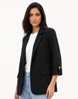 Blazer donna oversize con maniche 3/4 Nero - vista tre quarti con Polly 2