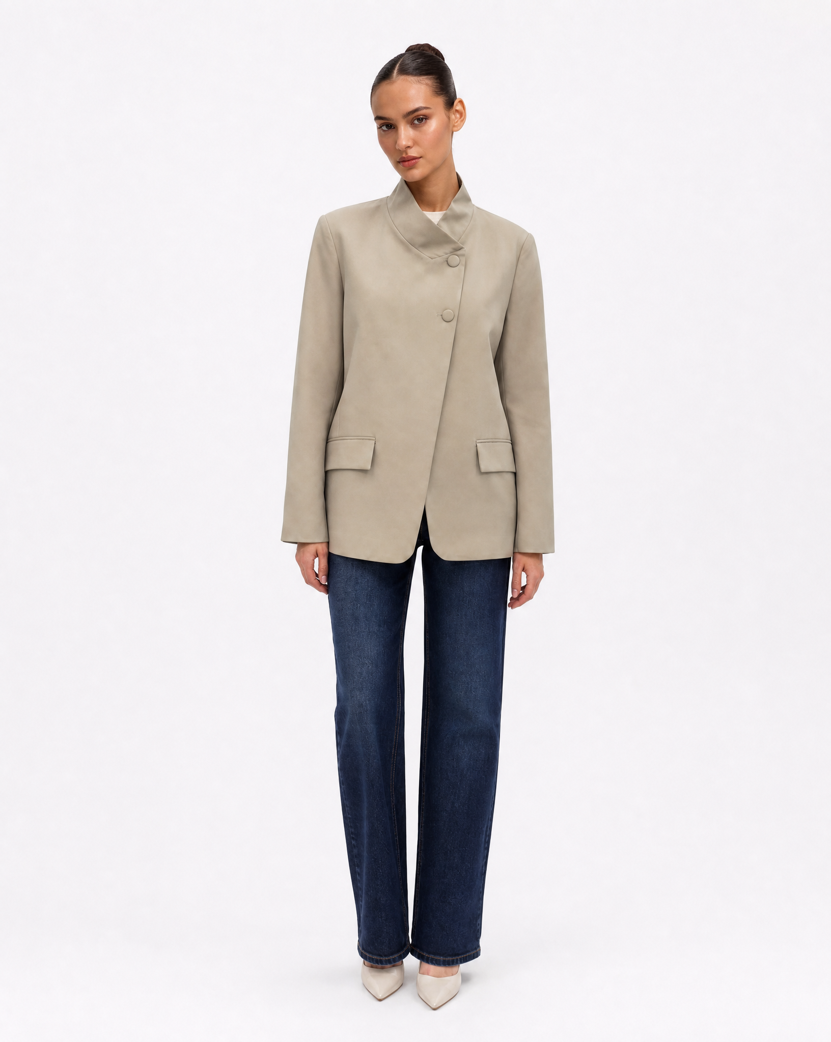 Blazer Donna Strutturato con Chiusura Asimmetrica Beige vista frontale indossata da Polly 6