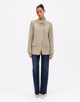 Blazer Donna Strutturato con Chiusura Asimmetrica Beige vista frontale indossata da Polly 6