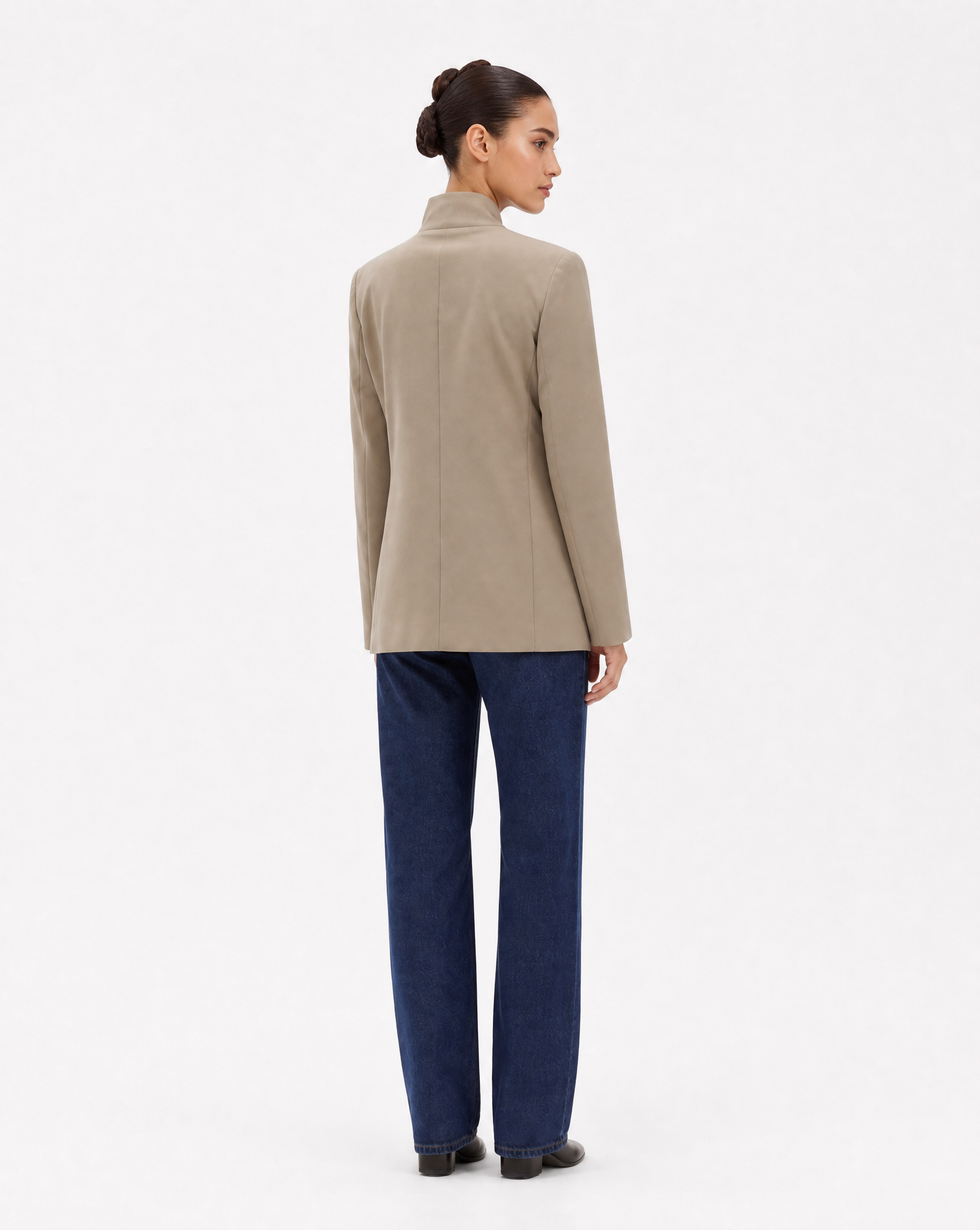 Blazer Donna Strutturato con Chiusura Asimmetrica Beige vista retro indossata da Polly 6