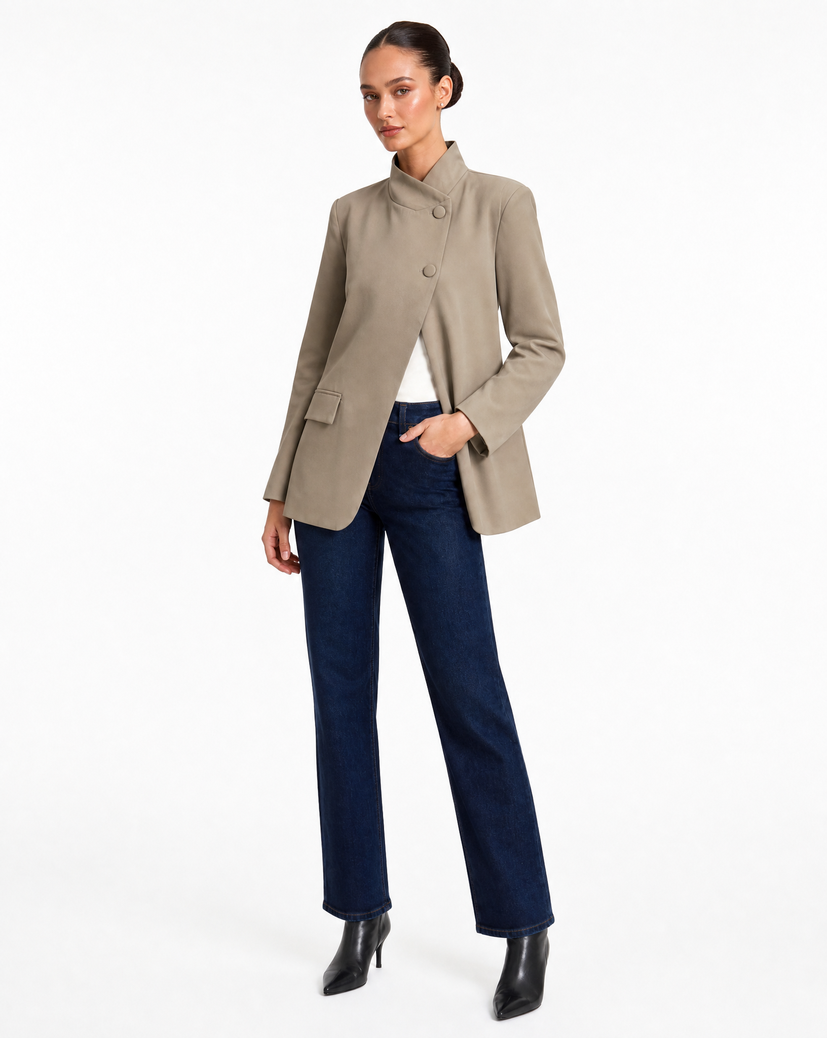 Blazer Donna Strutturato con Chiusura Asimmetrica Beige vista tre-quarti indossata da Polly 6