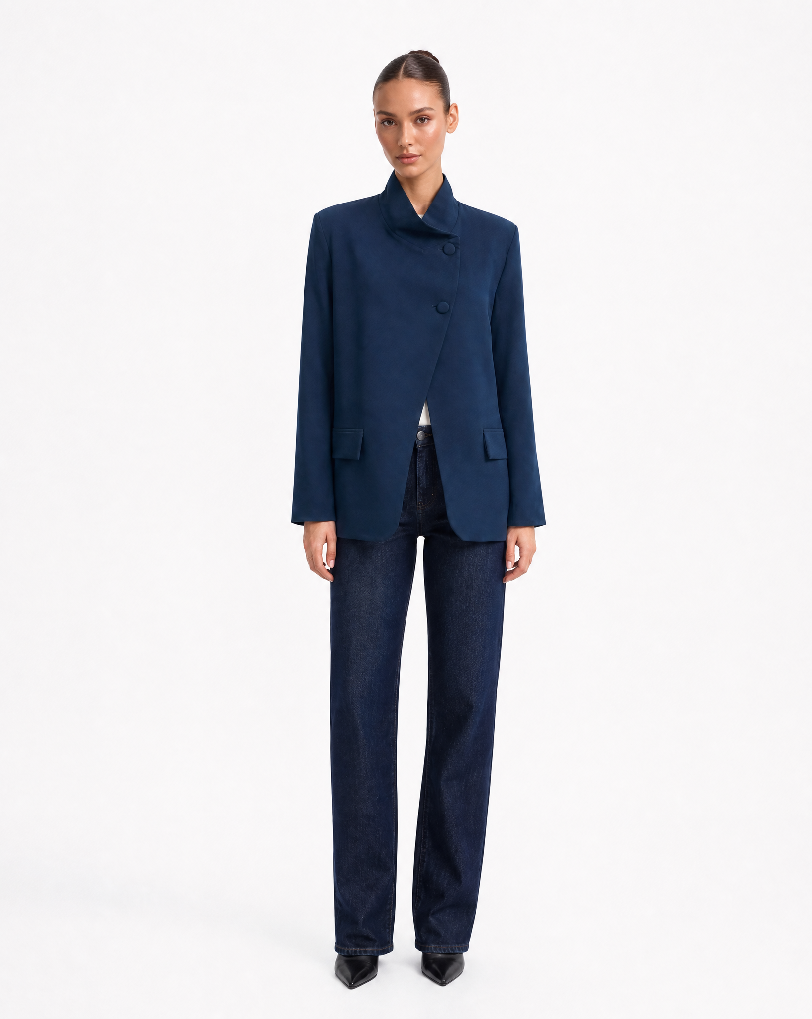 Blazer Donna Strutturato con Chiusura Asimmetrica Blu vista frontale indossata da Polly 6