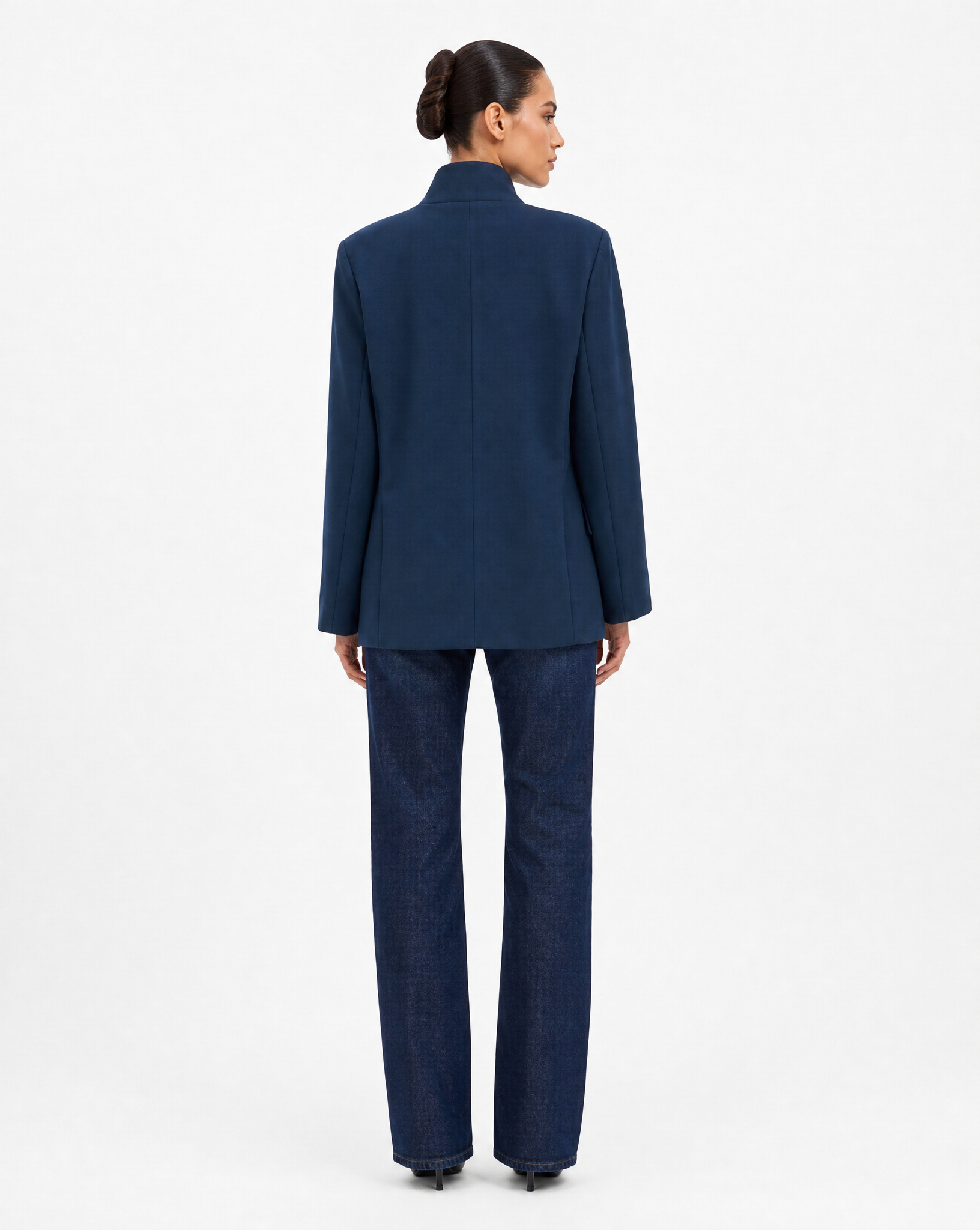 Blazer Donna Strutturato con Chiusura Asimmetrica Blu vista retro indossata da Polly 6