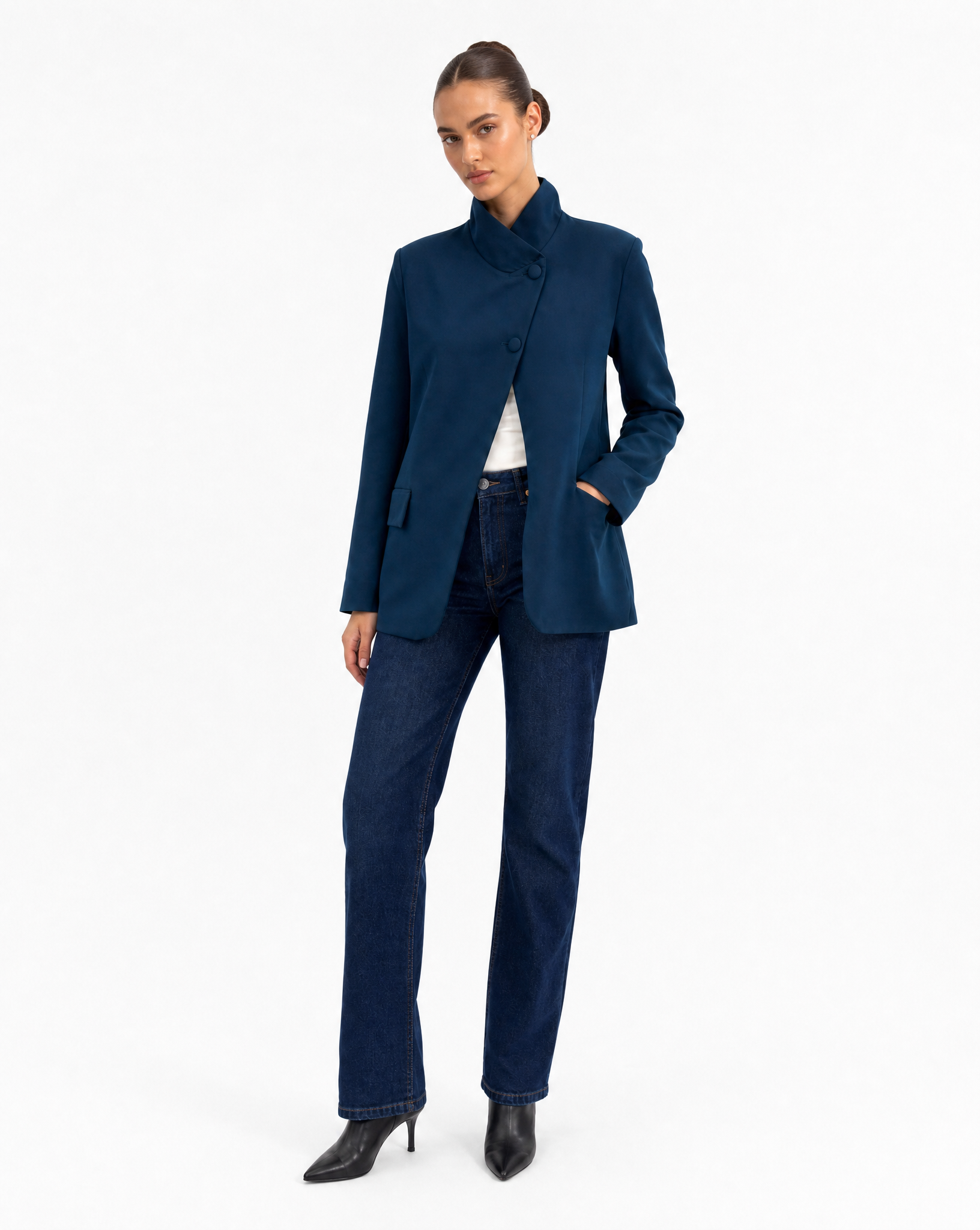 Blazer Donna Strutturato con Chiusura Asimmetrica Blu vista tre-quarti indossata da Polly 6